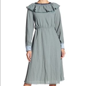 Moon River Velvet Collar Dress